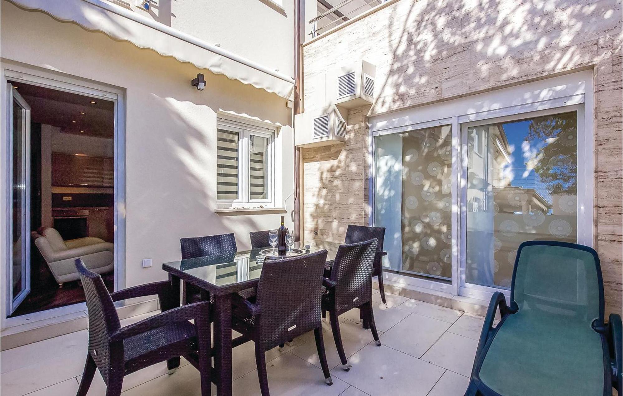 2 Bedroom Lovely Apartment In Crikvenica Ngoại thất bức ảnh