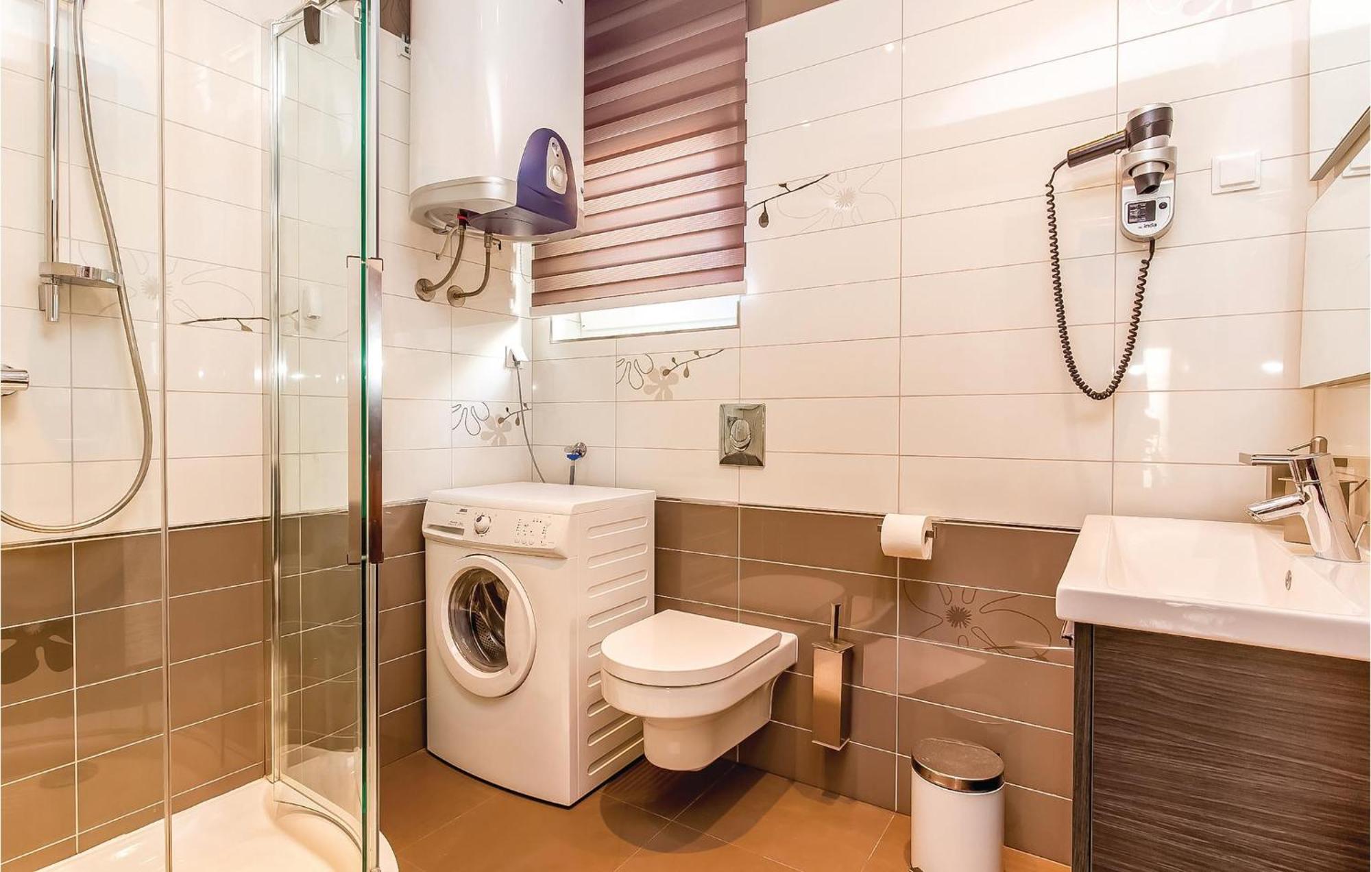 2 Bedroom Lovely Apartment In Crikvenica Ngoại thất bức ảnh