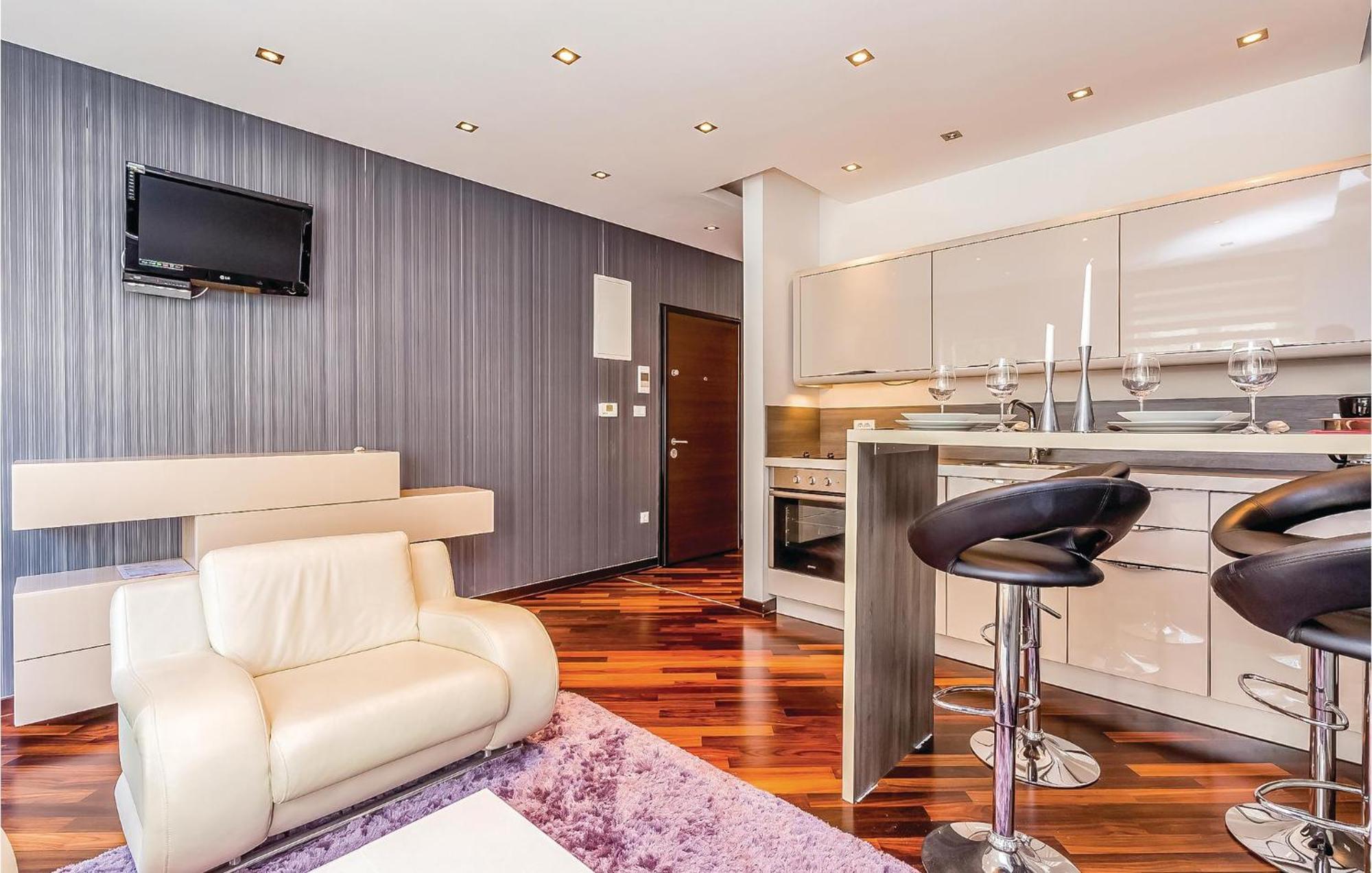 2 Bedroom Lovely Apartment In Crikvenica Ngoại thất bức ảnh