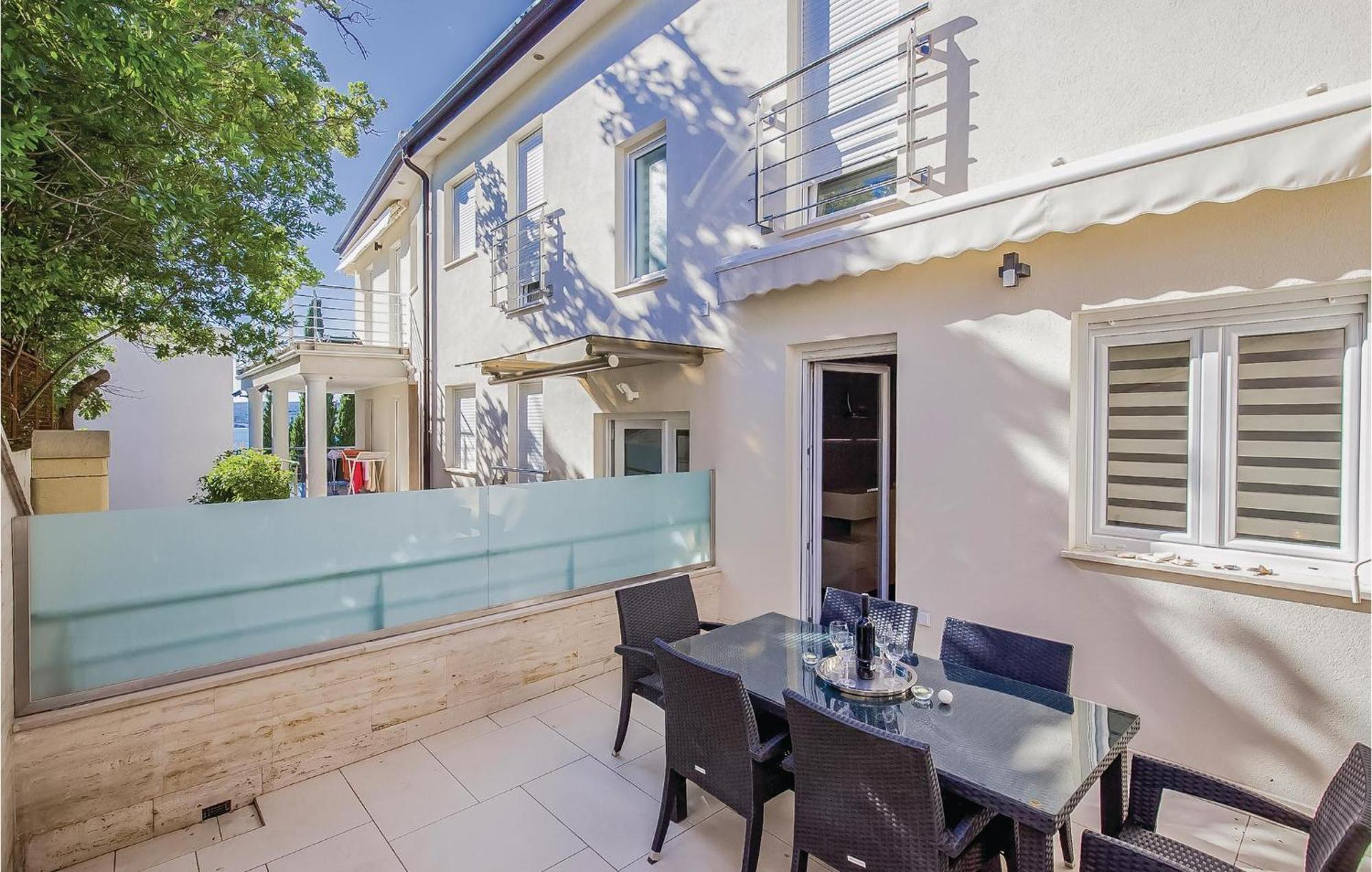 2 Bedroom Lovely Apartment In Crikvenica Ngoại thất bức ảnh