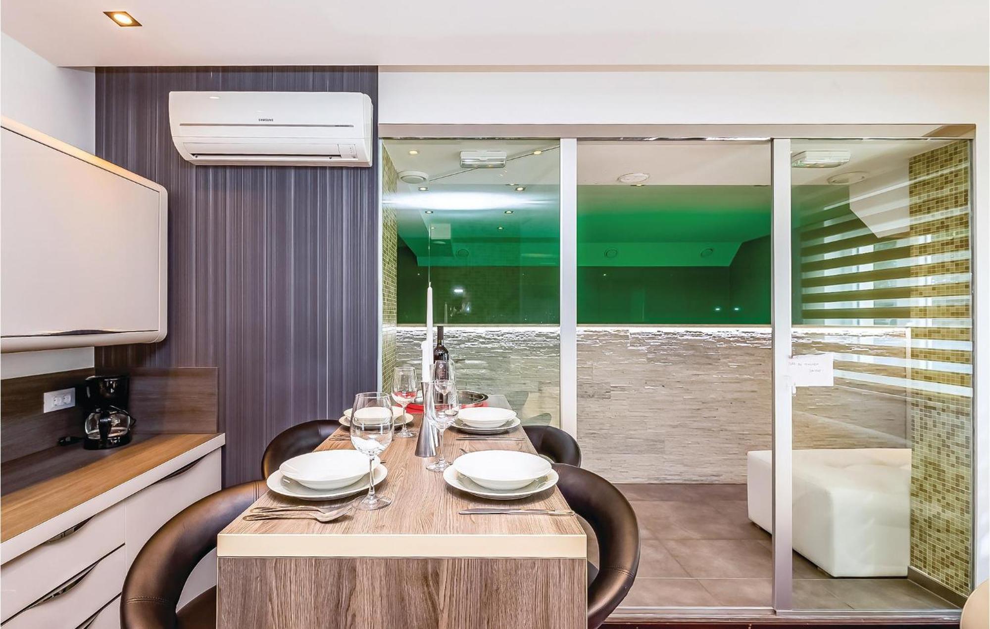 2 Bedroom Lovely Apartment In Crikvenica Ngoại thất bức ảnh