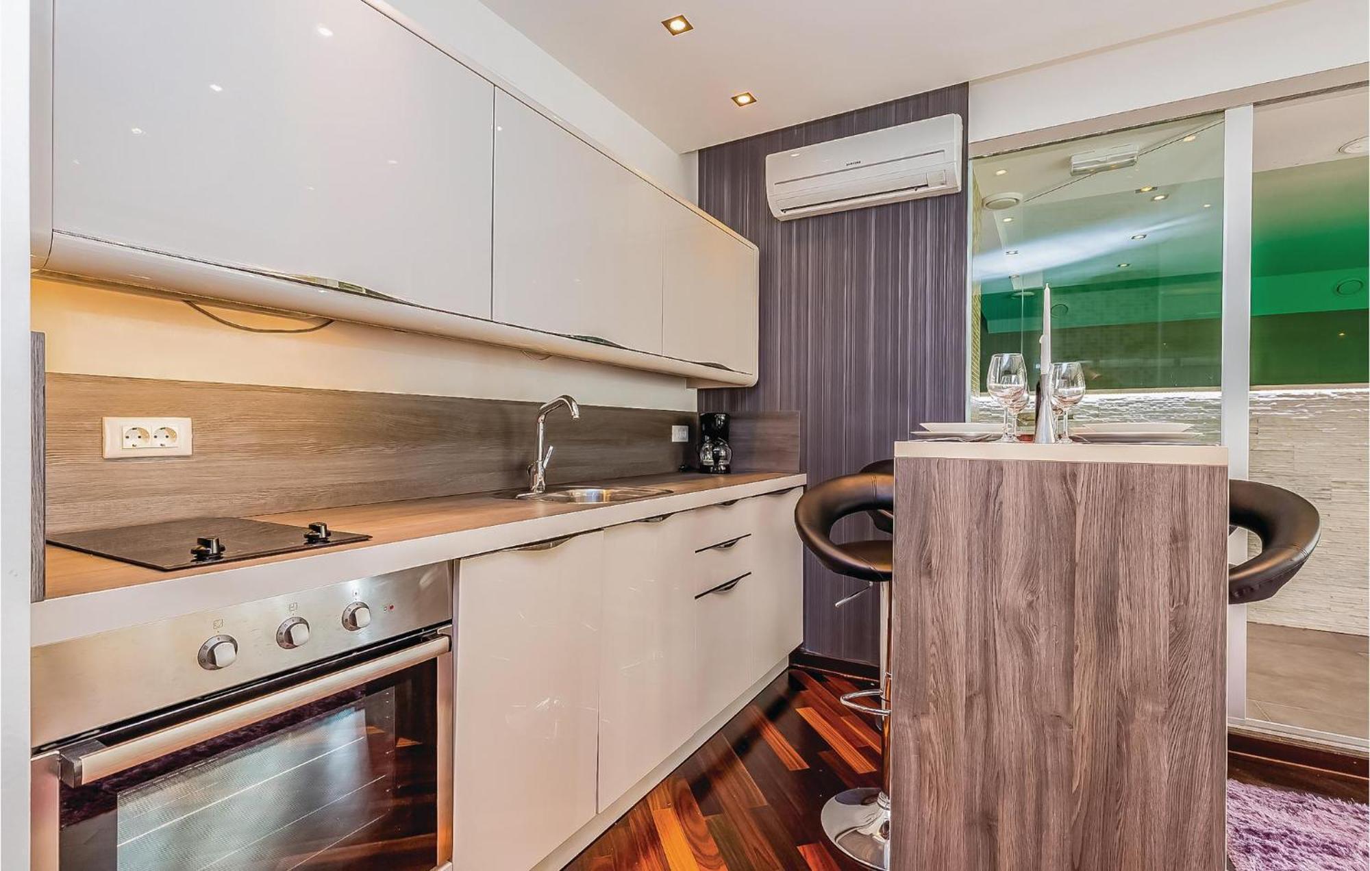 2 Bedroom Lovely Apartment In Crikvenica Ngoại thất bức ảnh