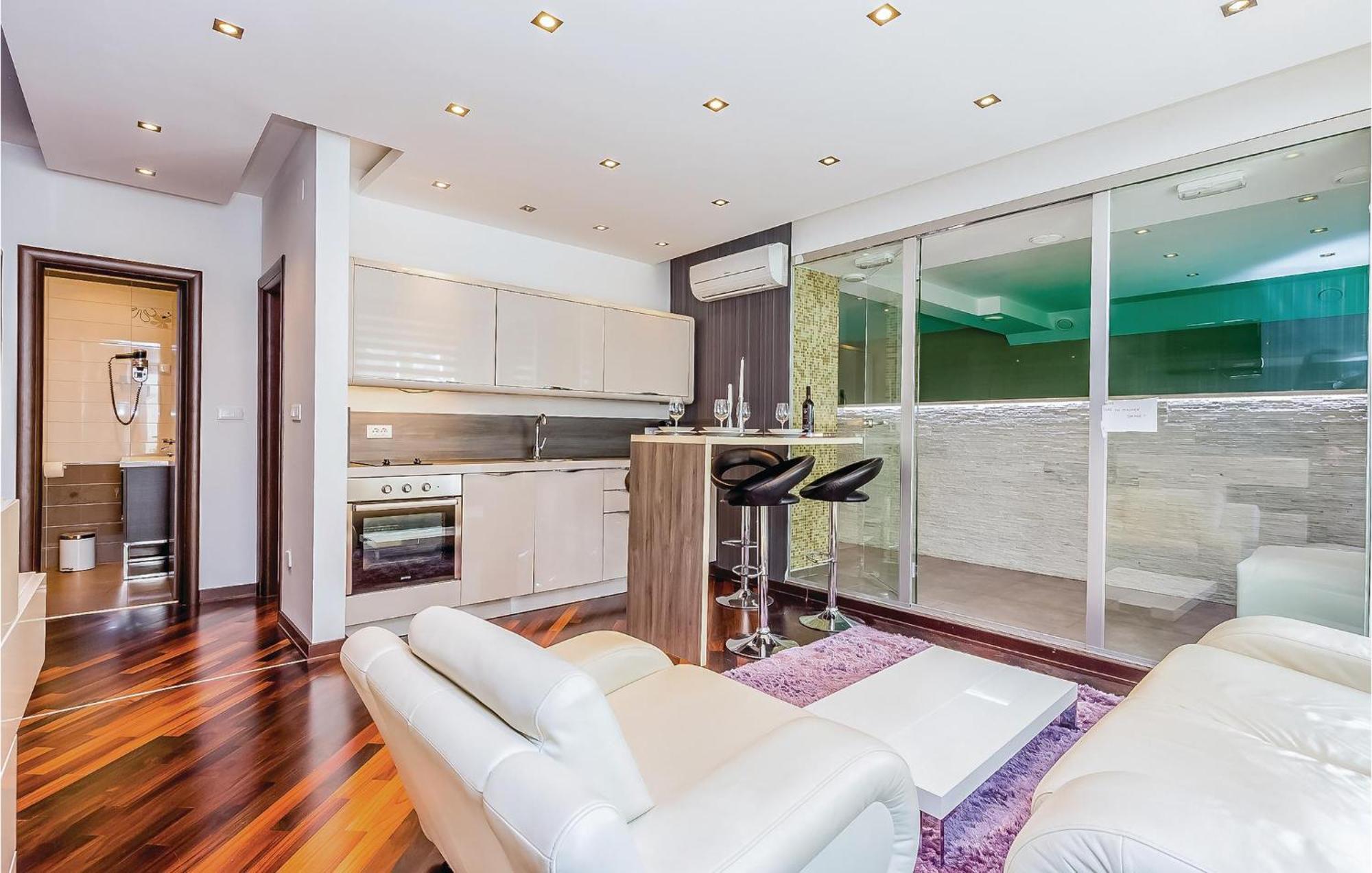 2 Bedroom Lovely Apartment In Crikvenica Ngoại thất bức ảnh